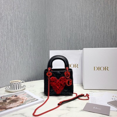 디올 Lady Dior 엠보 꽃 자수 레이디 백 미니